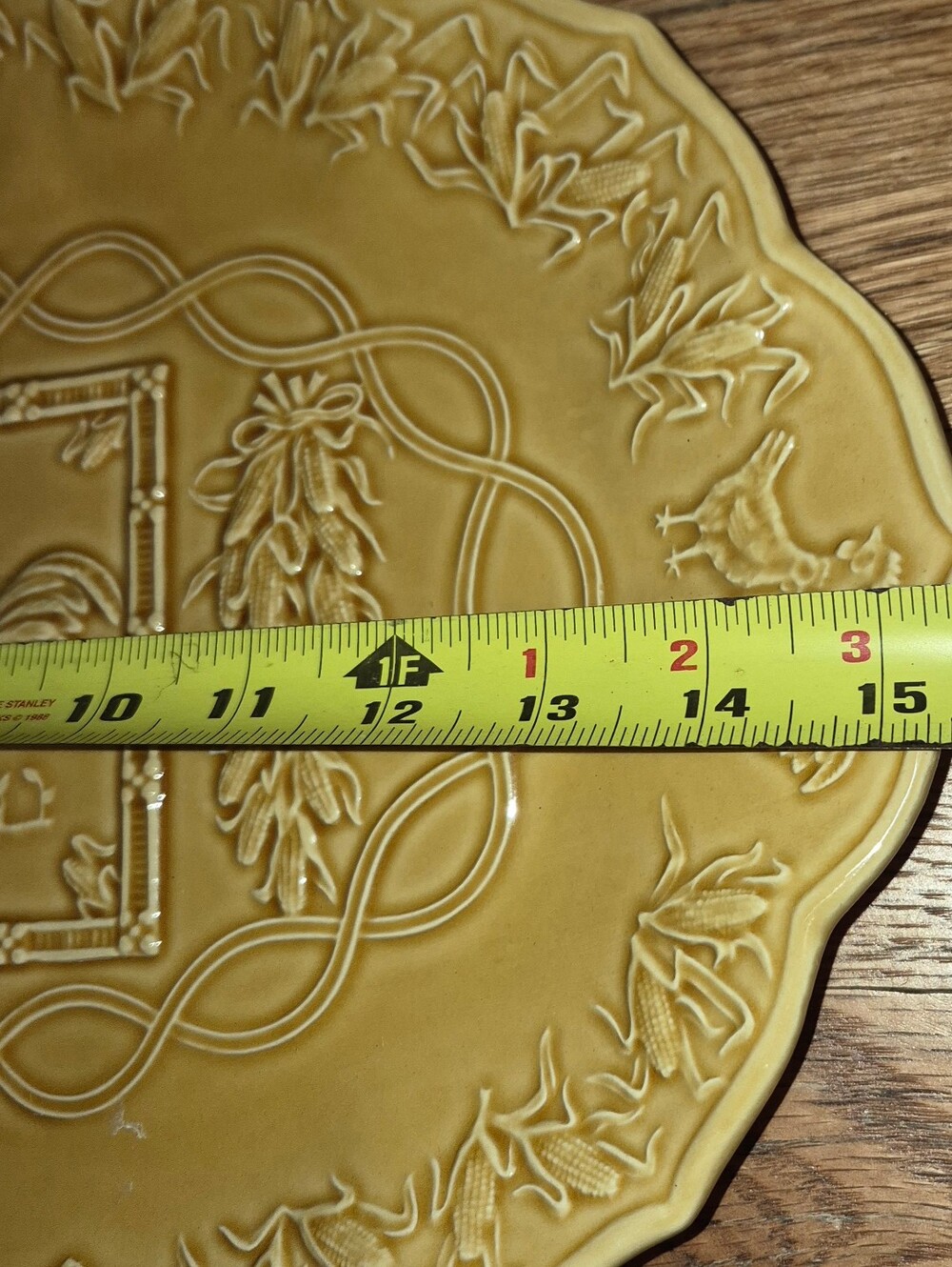 Bordallo Pinheiro Hen & Rooster Majolica Platter: Gold Ceramic - Picture 3 of 4